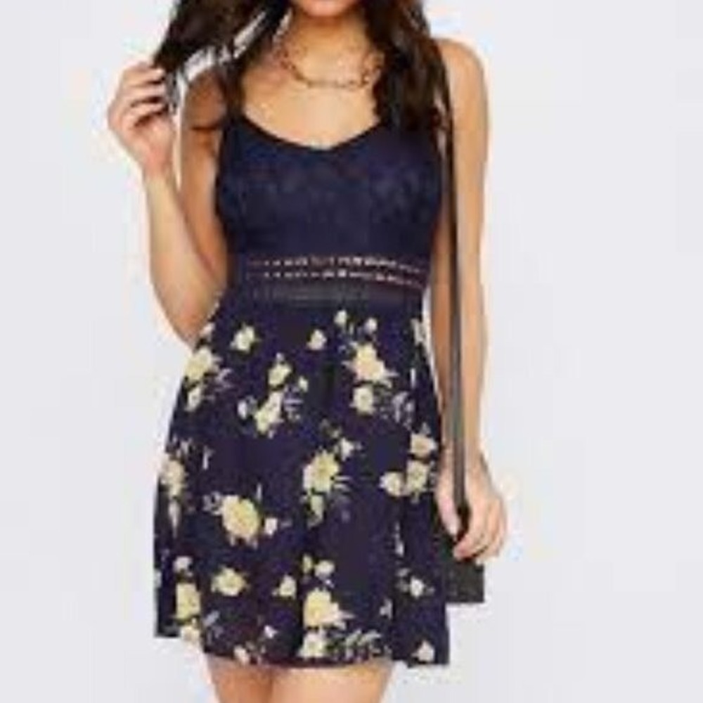 Lace Contrast Scoop Neck Crochet Insert Mini Dress Size Small